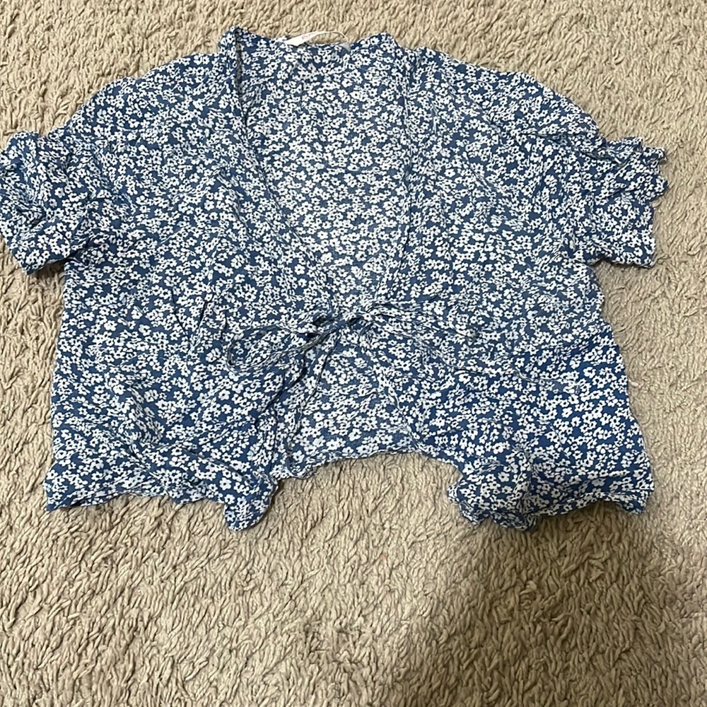 blue and whit flower print romwe tie top, size small